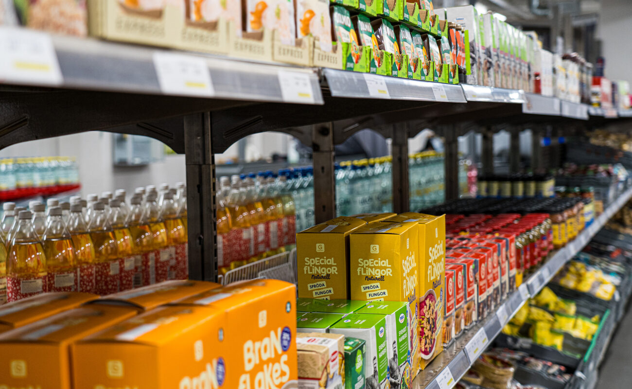 En mathylla med massa torrvaror