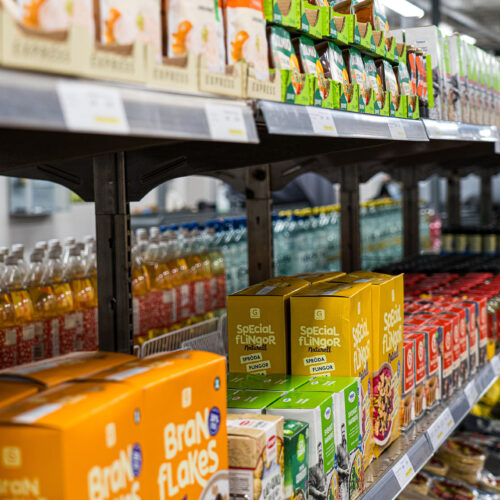 En mathylla med massa torrvaror